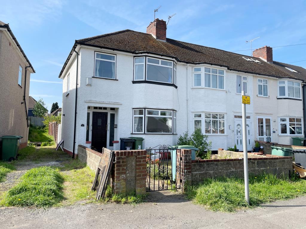 Lot: 61 - THREE-BEDROOM HOUSE FOR IMPROVEMENT - Bay fronted end-terrace house